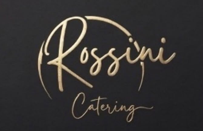 Der Schriftzug Rossini Catering in Gold auf dunklem Karton, umschlossen von einem offenen Pinselbogen